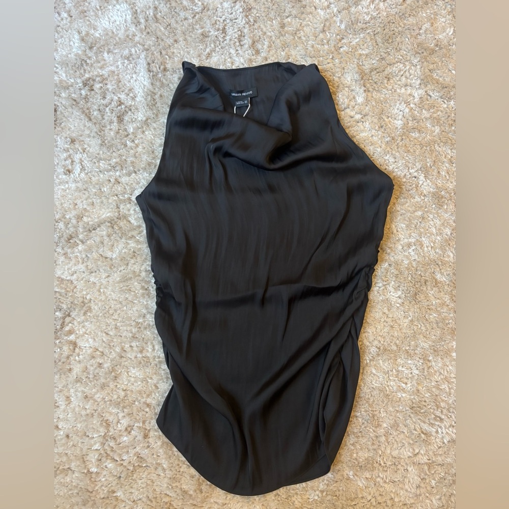 Urban Revivo Satin-like tank top